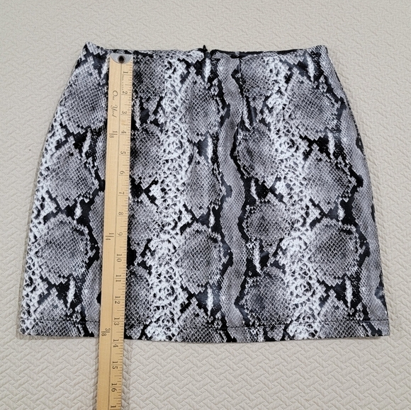 Forever 21 Snakeskin Print Faux Leather Skirt Black gray white Size Small - Picture 6 of 12